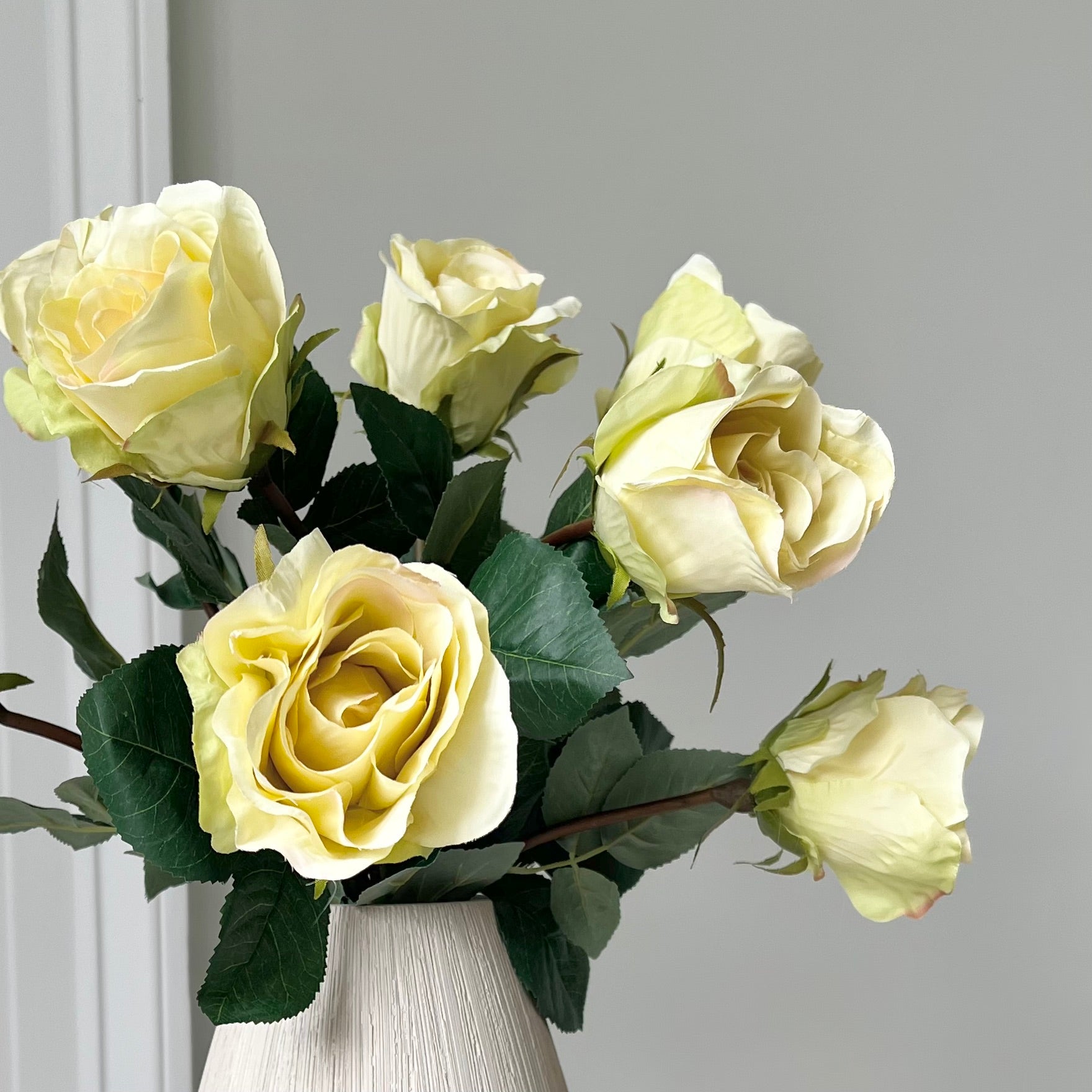 Wholesale Artificial Flowers High Quality Faux Silk Flowers for Wholesale and Trade Artificial Cream Rose Bud in bulk