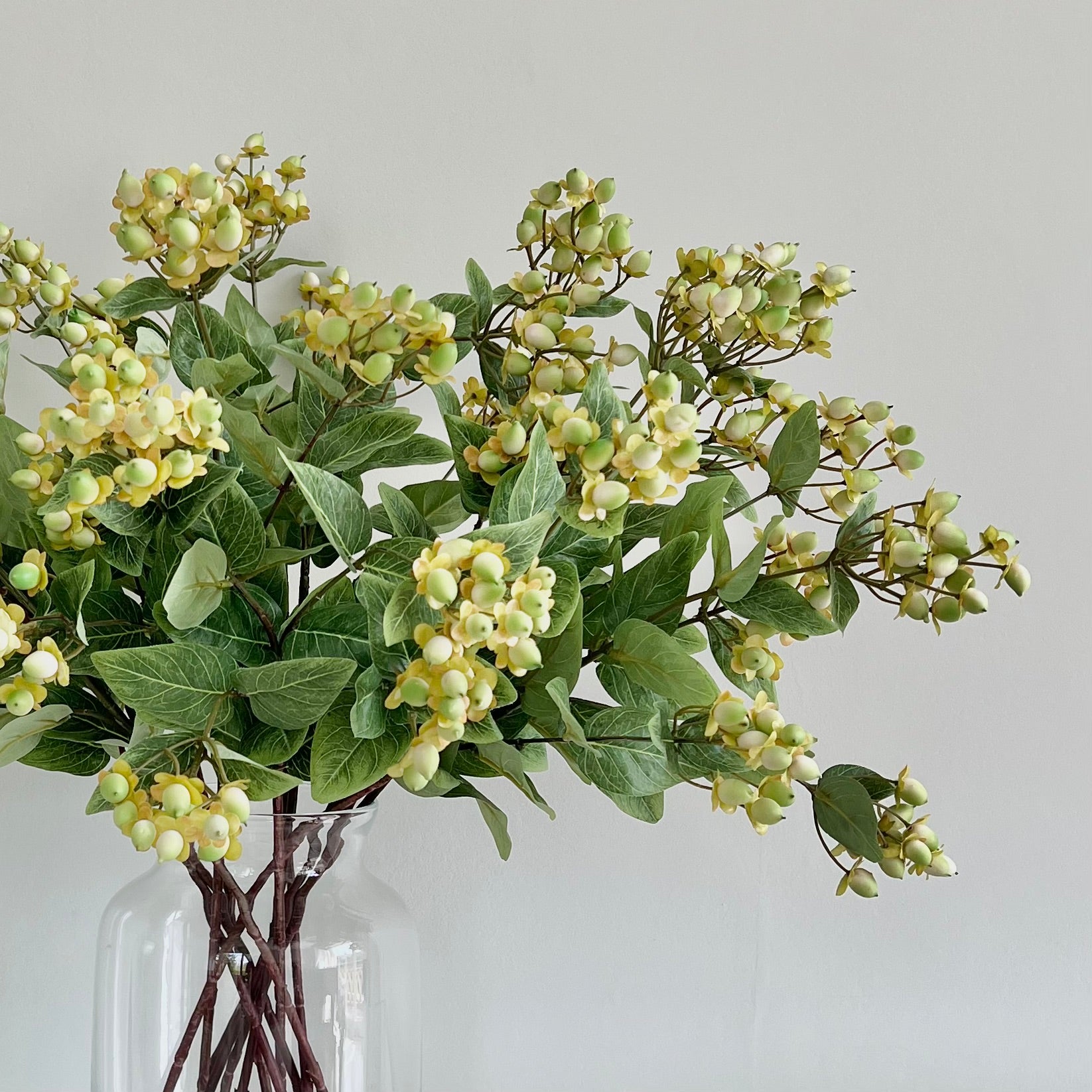 Wholesale Artificial Flowers High Quality Faux Silk Flowers for Wholesale and Trade Artificial Green Hypericum Berries in bulk