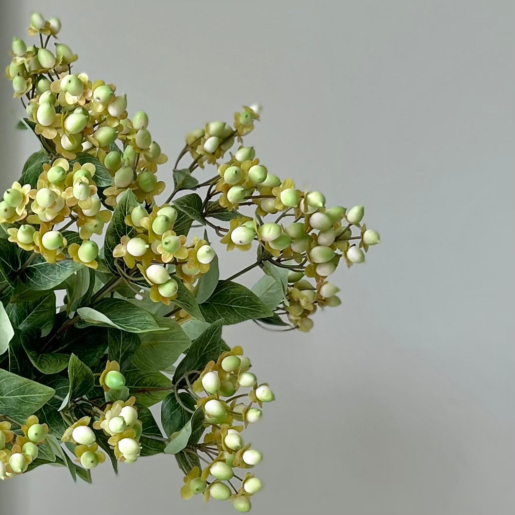 Wholesale Artificial Flowers High Quality Faux Silk Flowers for Wholesale and Trade Artificial Green Hypericum Berries in bulk