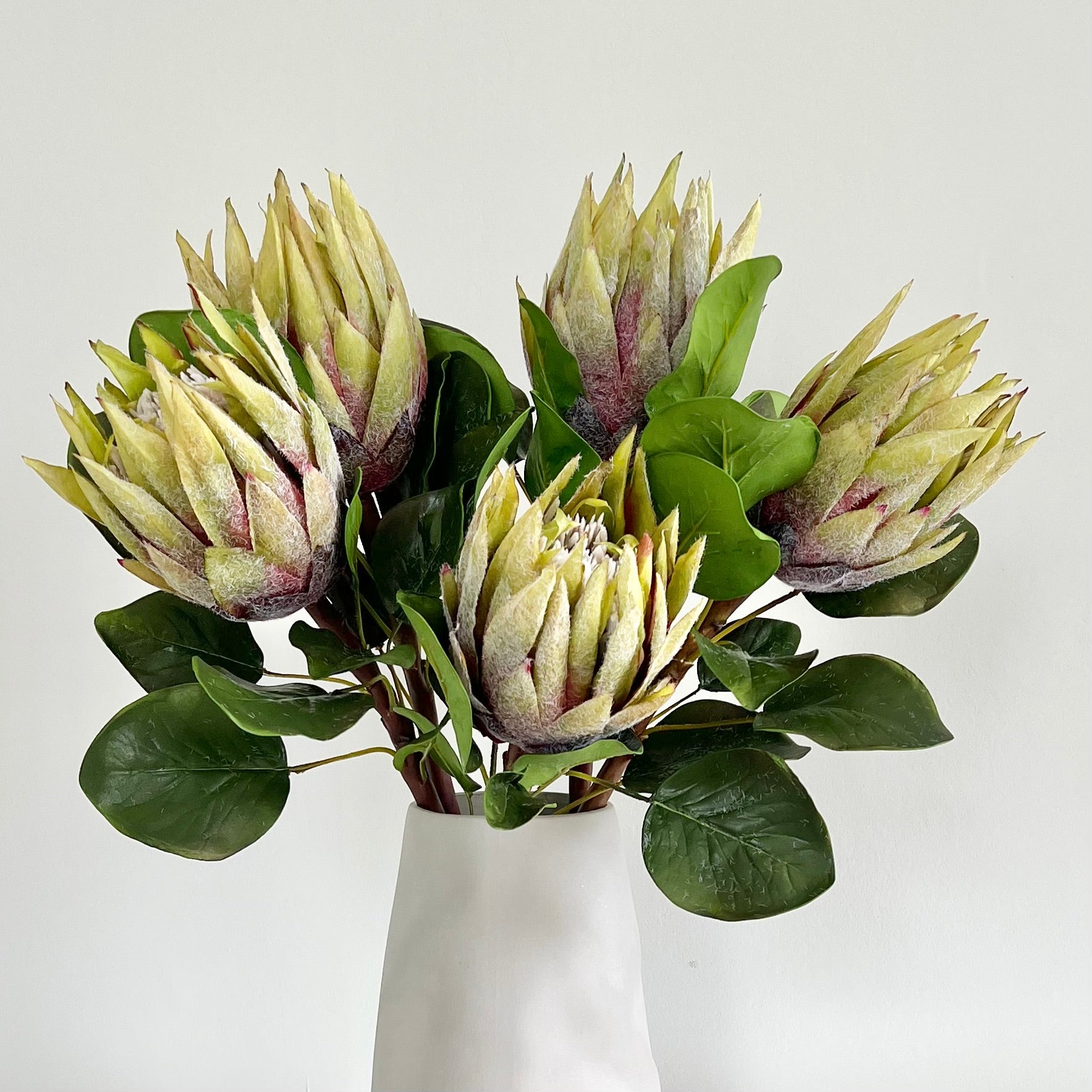 Wholesale Artificial Flowers High Quality Faux Silk Flowers for Wholesale and Trade Artificial Green King Protea in bulk