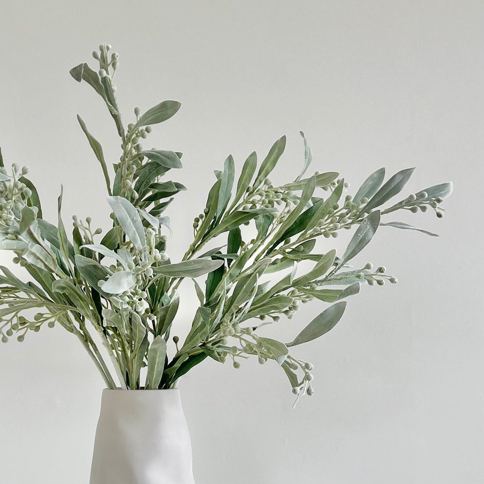 Wholesale Artificial Flowers High Quality Faux Silk Flowers for Wholesale and Trade Artificial Silver & Grey Berries in bulk