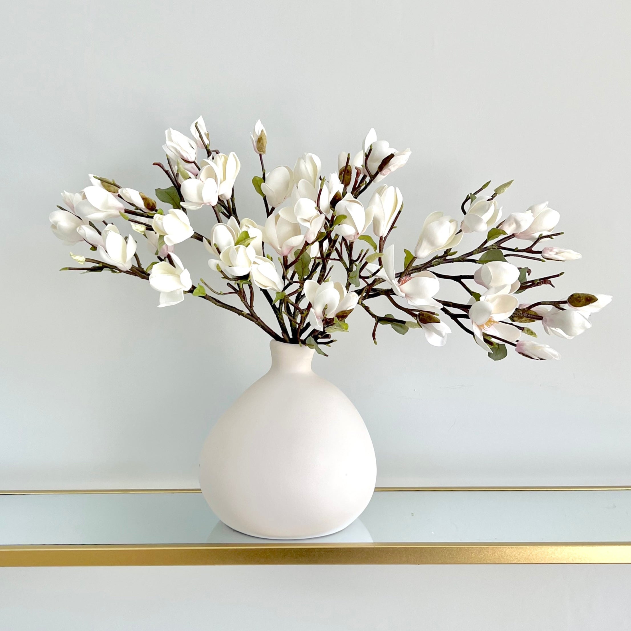 Wholesale Artificial Flowers High Quality Faux Silk Flowers for Wholesale and Trade Artificial White Tall Magnolia in bulk
