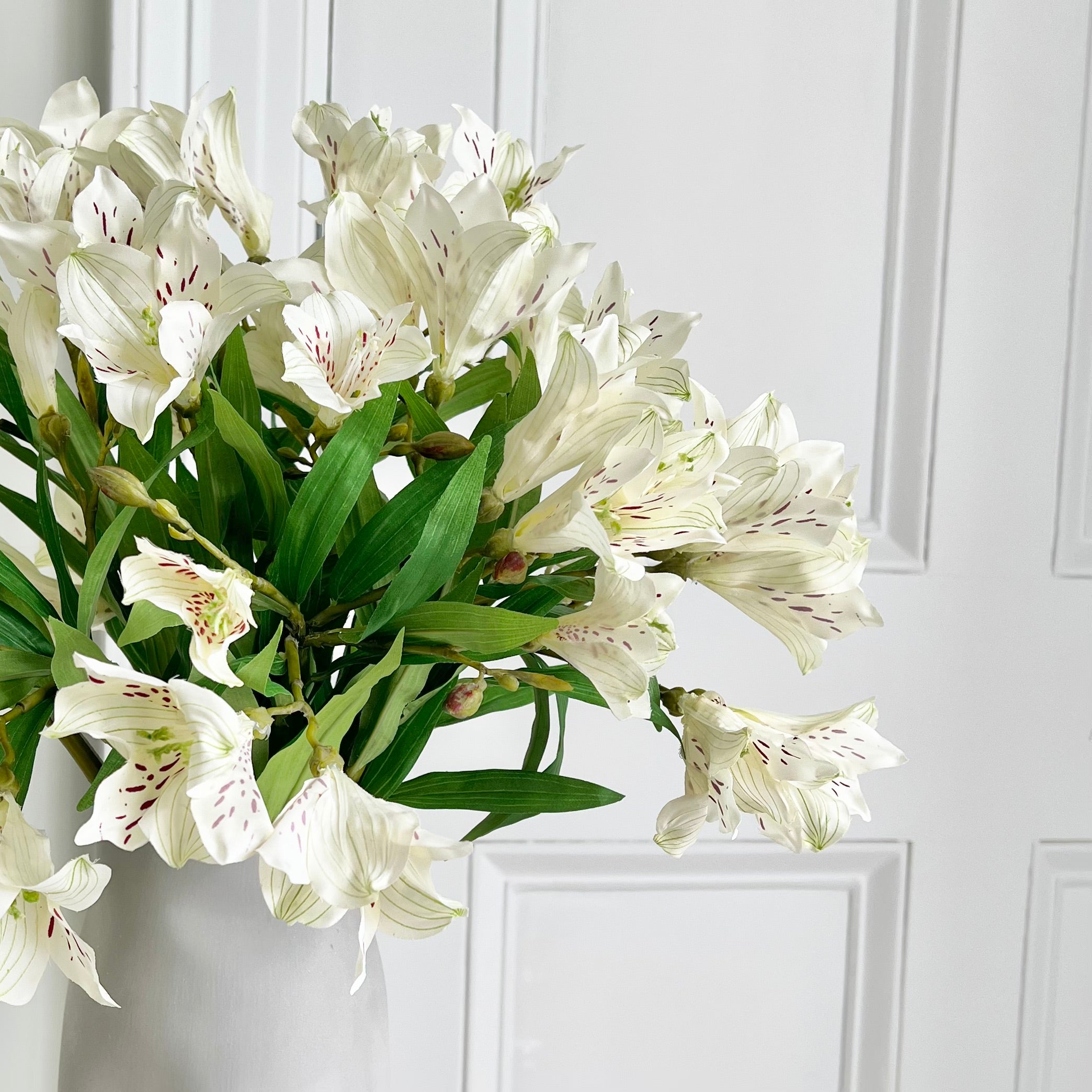 Wholesale Artificial Flowers High Quality Faux Silk Flowers for Wholesale and Trade Artificial Small White Lily in bulk