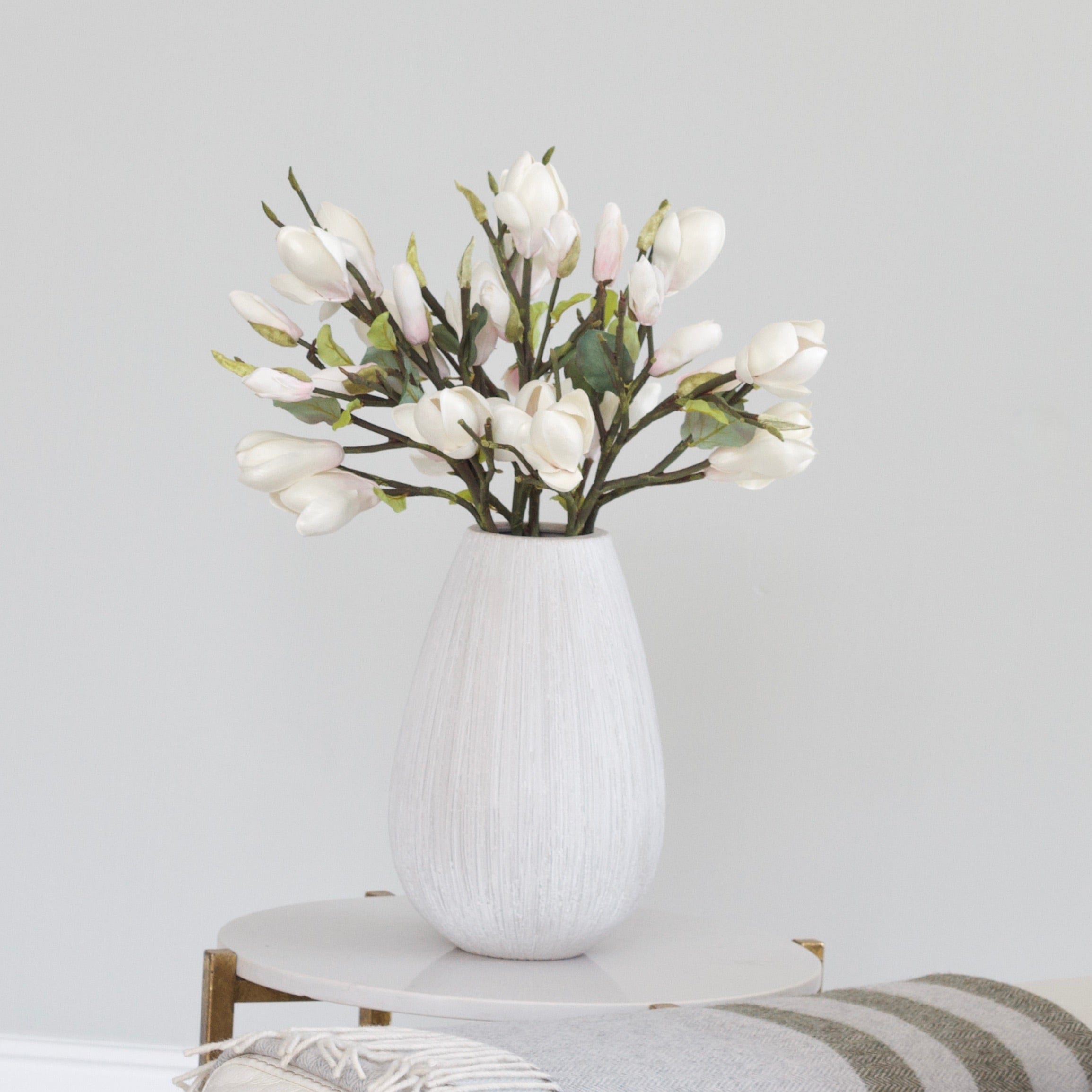 Wholesale Artificial Flowers High Quality Faux Silk Flowers for Wholesale and Trade Artificial White Short Magnolia in bulk