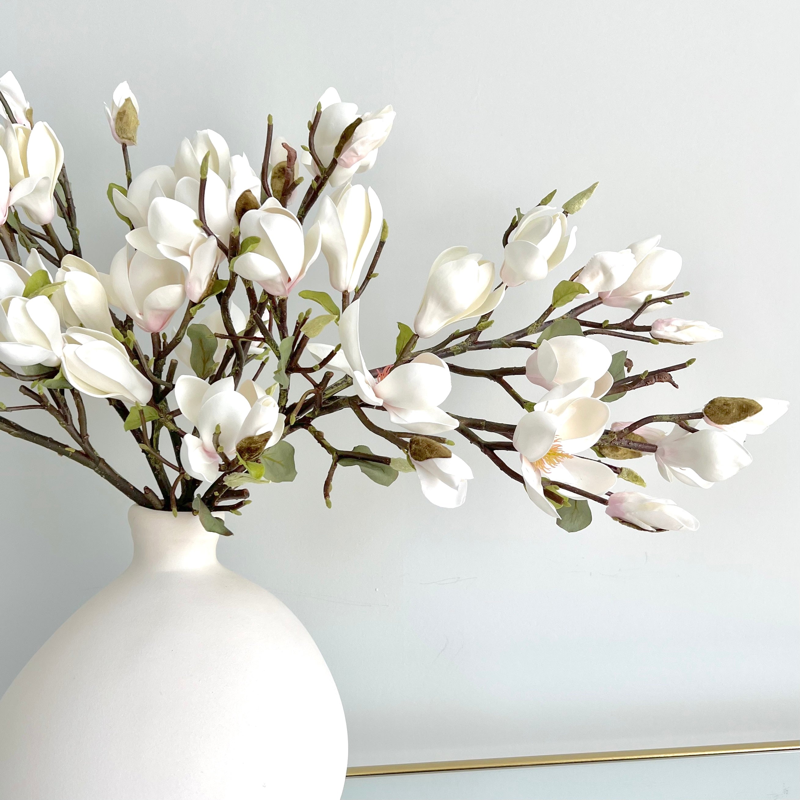 Wholesale Artificial Flowers High Quality Faux Silk Flowers for Wholesale and Trade Artificial White Tall Magnolia in bulk
